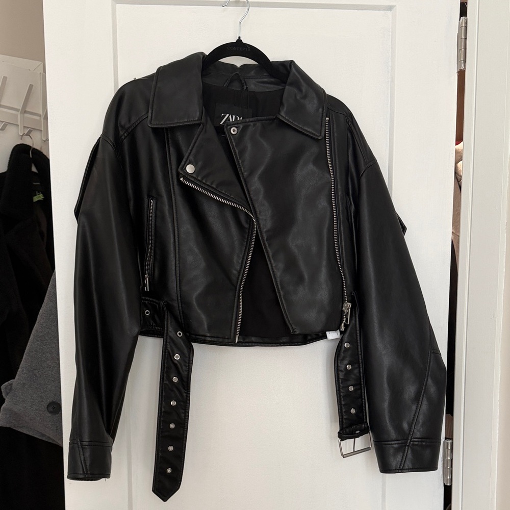 Zara Women's Black Cropped Leather Jacket